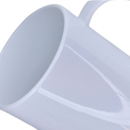 copos-de-plástico-branco-copos-e-recipientes-perto-de-sekaisa